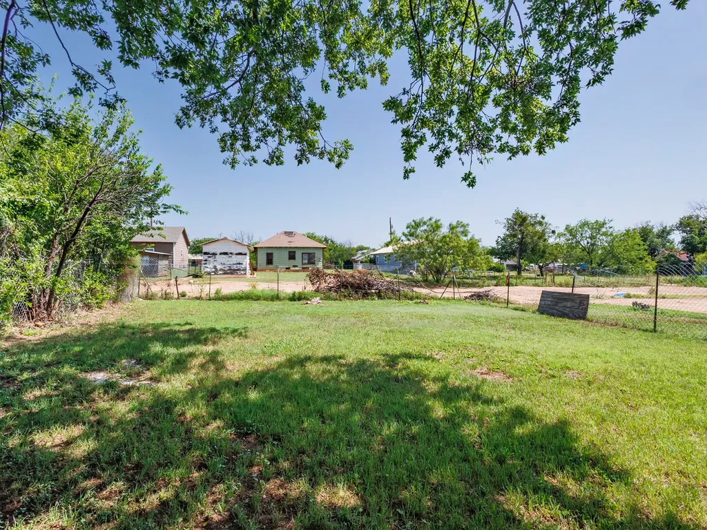 904 W 1st Street Coleman TX 76834