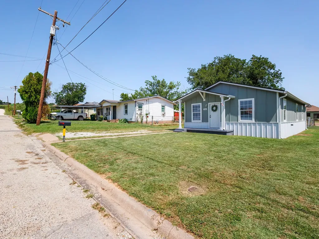904 W 1st Street Coleman TX 76834