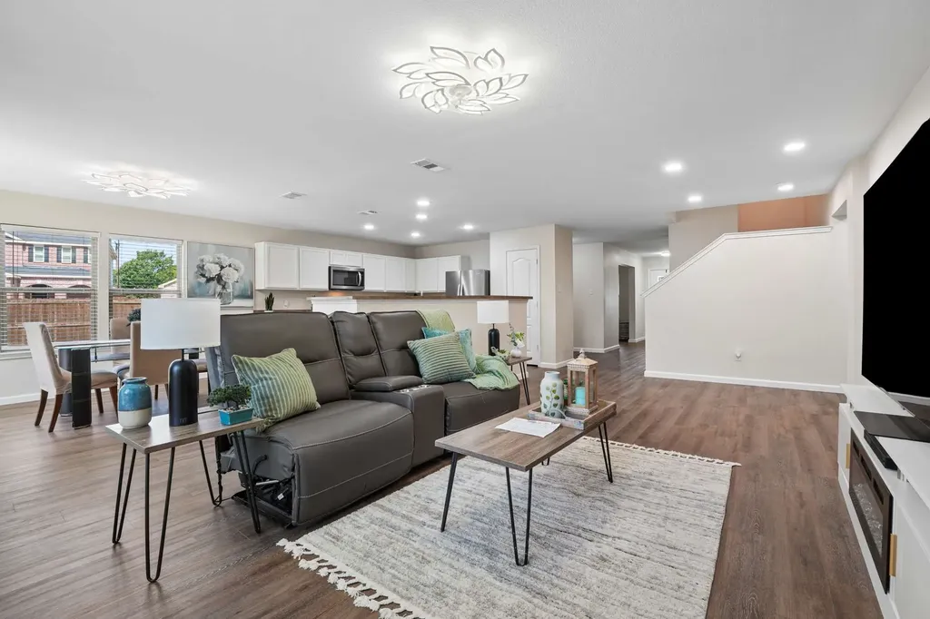 1825 Lynnwood Hills Drive Fort Worth TX 76112