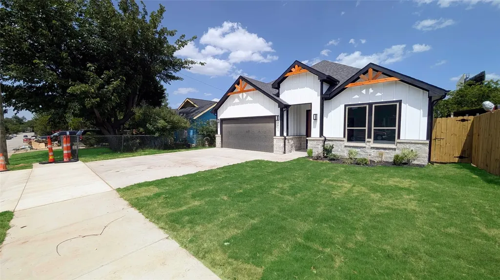 2825 S Grove Street Fort Worth TX 76104