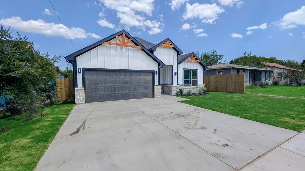 2825 S Grove Street Fort Worth TX 76104