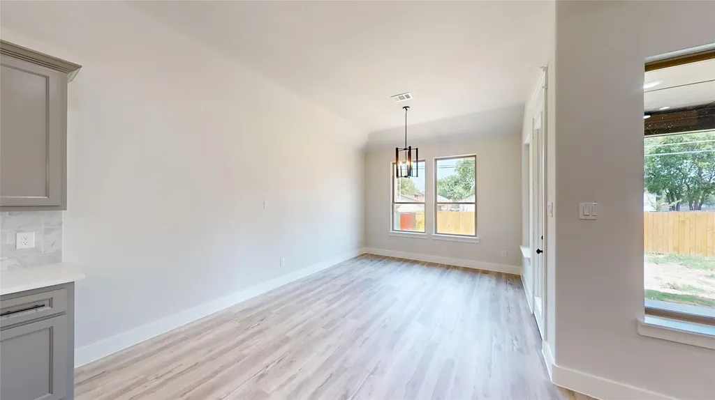 2825 S Grove Street Fort Worth TX 76104