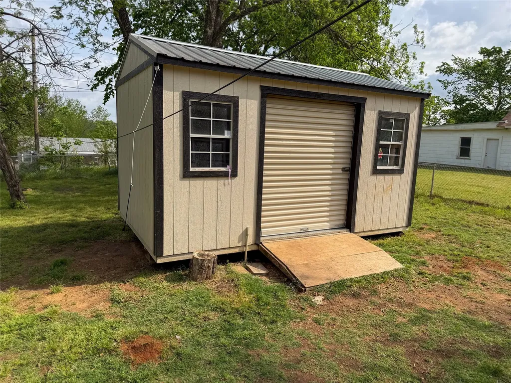 627 E Woodard Street Denison TX 75021