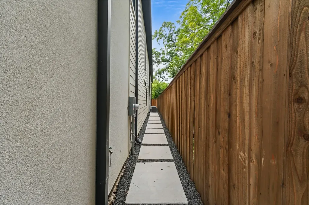2304 Hondo Dallas TX 75219