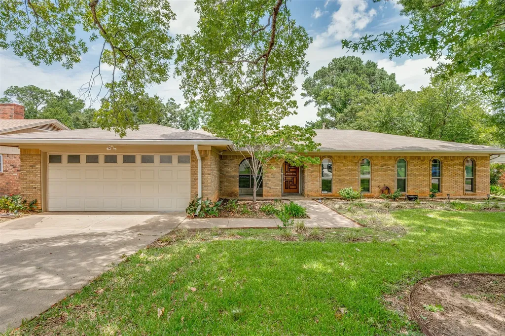 2215 W Sanford Street Arlington TX 76012
