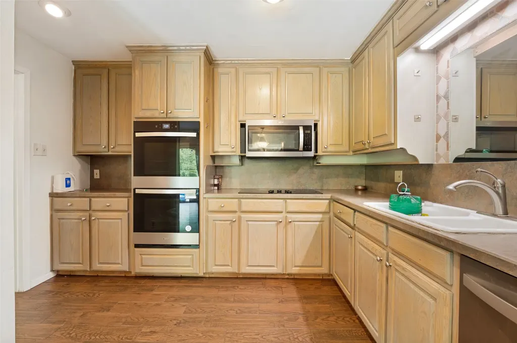 2215 W Sanford Street Arlington TX 76012