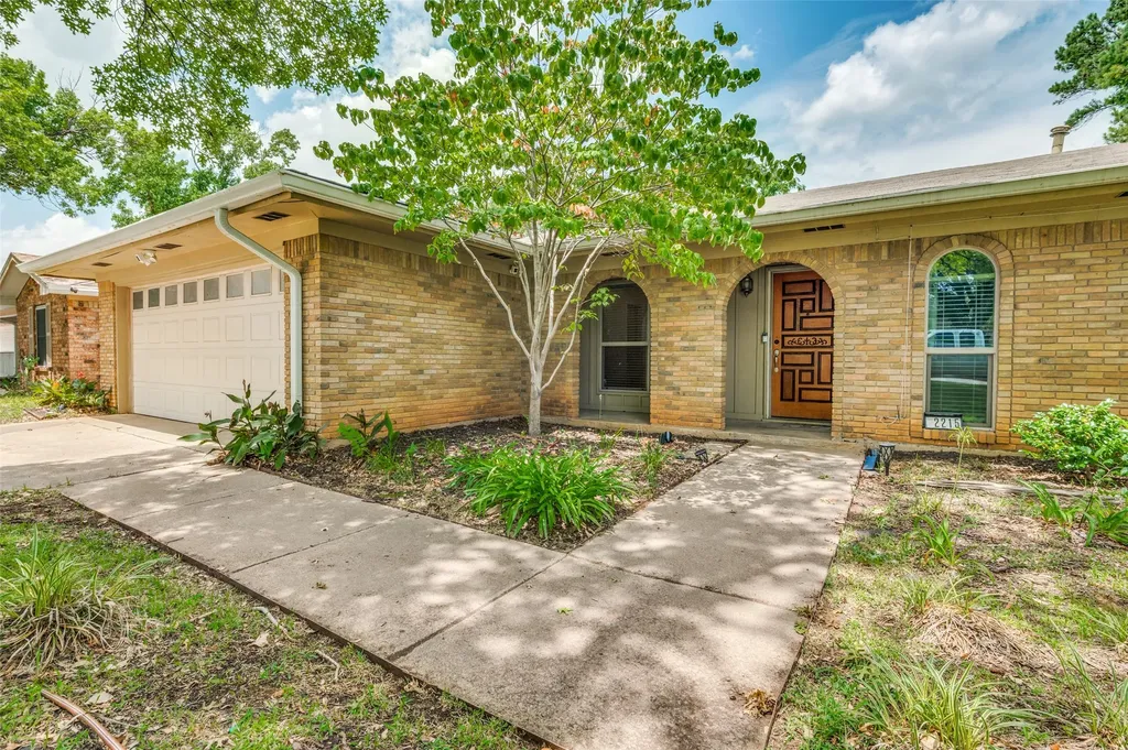 2215 W Sanford Street Arlington TX 76012