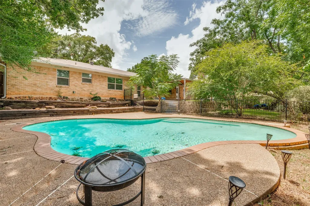 2215 W Sanford Street Arlington TX 76012