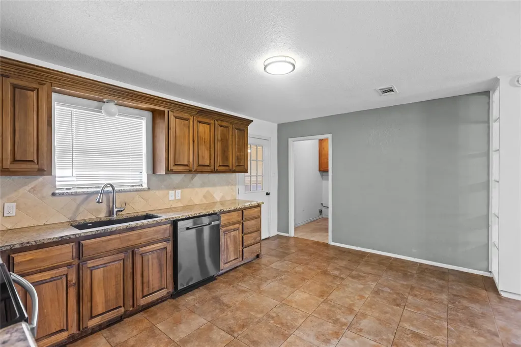 1939 E Texas Street Denison TX 75021