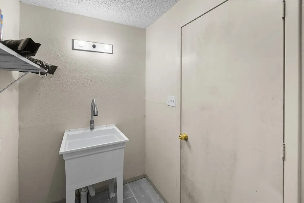 1939 E Texas Street Denison TX 75021