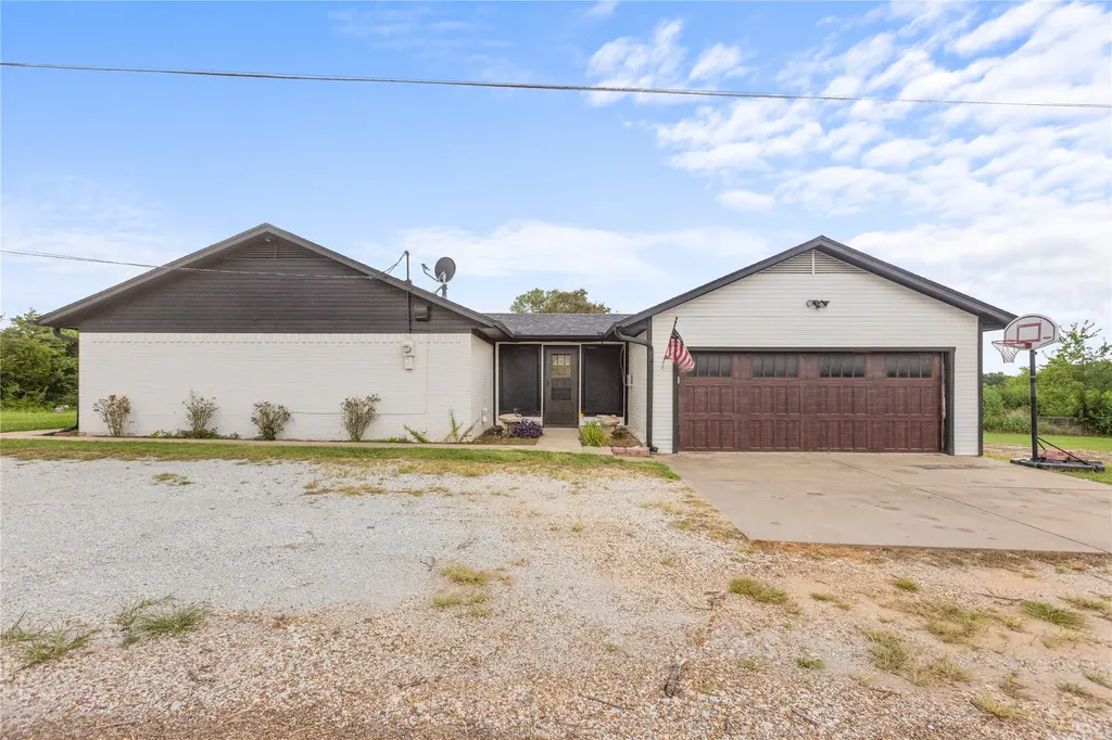 1939 E Texas Street Denison TX 75021