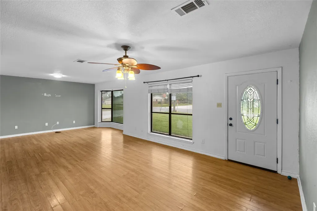 1939 E Texas Street Denison TX 75021