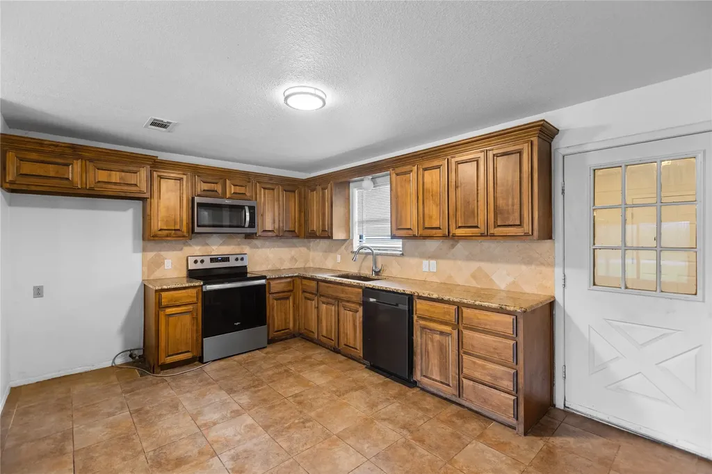 1939 E Texas Street Denison TX 75021