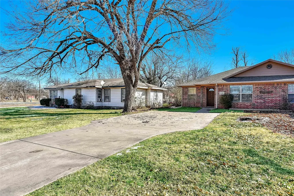 1110-1112 N Main Street Bonham TX 75418