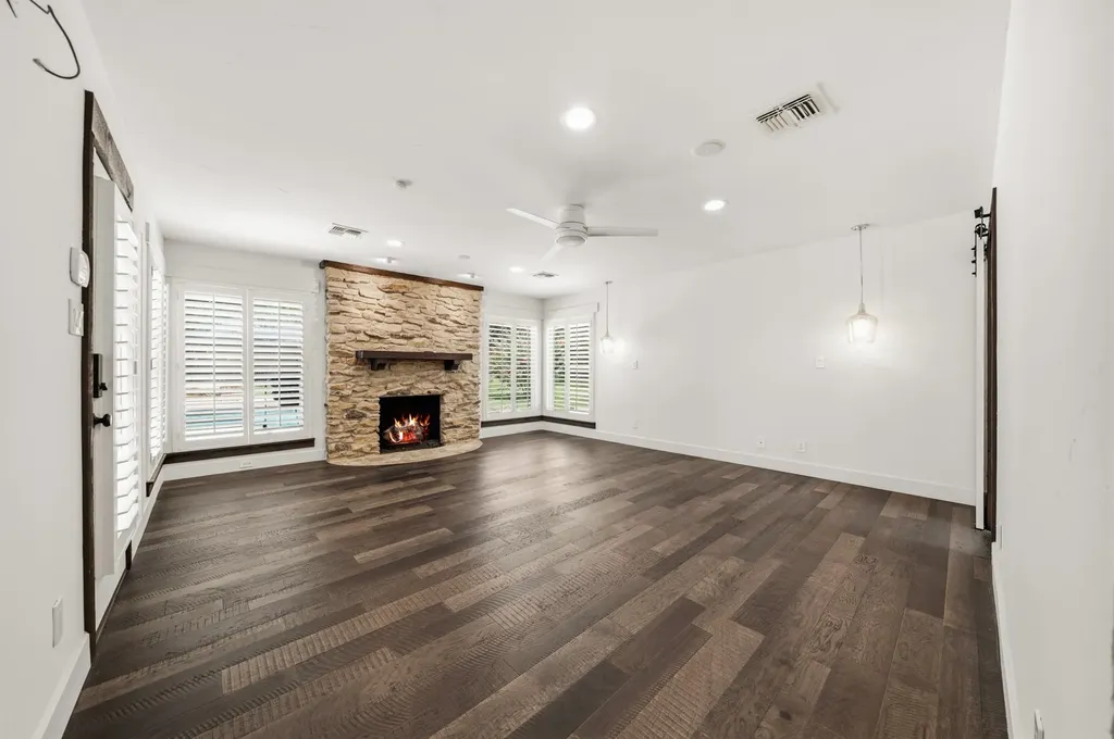 214 Oak Creek Circle Mcgregor TX 76657