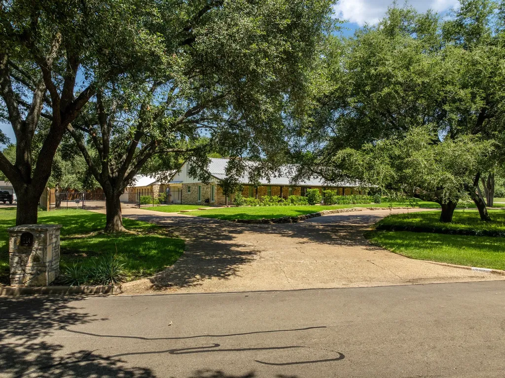 214 Oak Creek Circle Mcgregor TX 76657