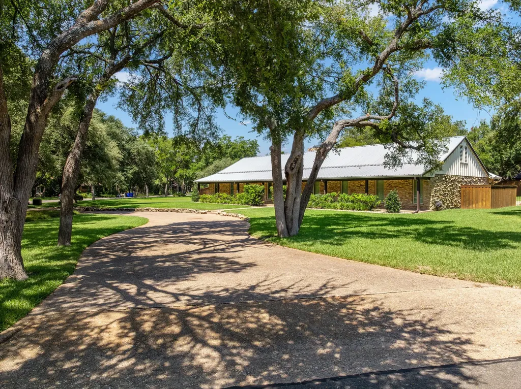 214 Oak Creek Circle Mcgregor TX 76657