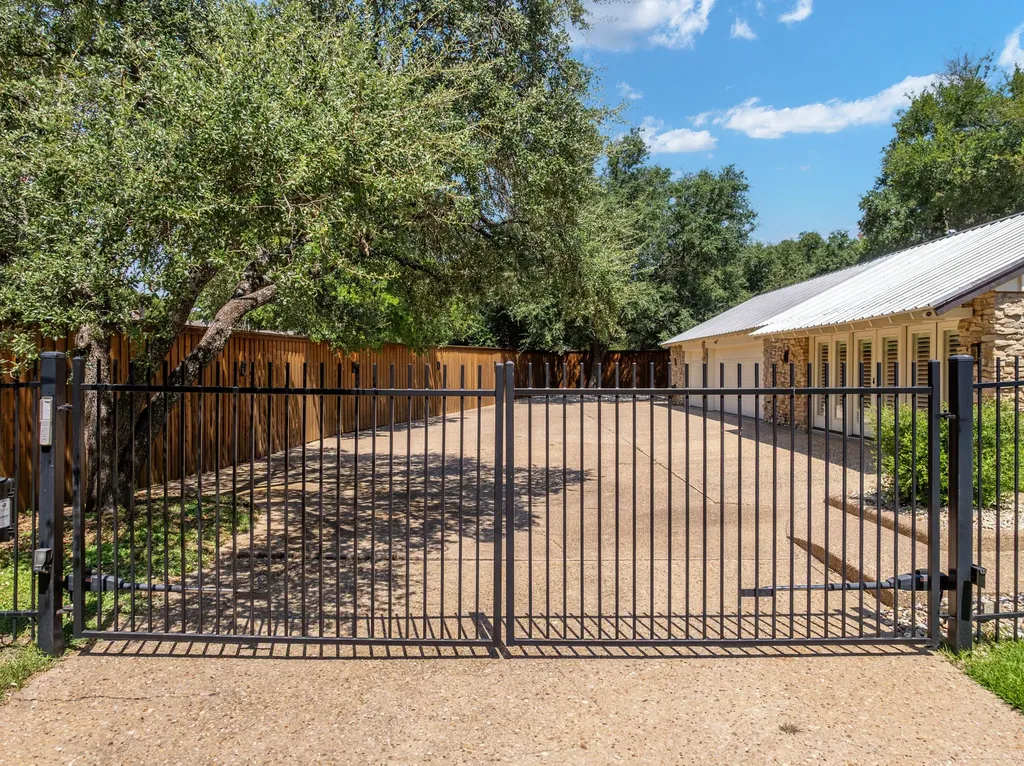 214 Oak Creek Circle Mcgregor TX 76657