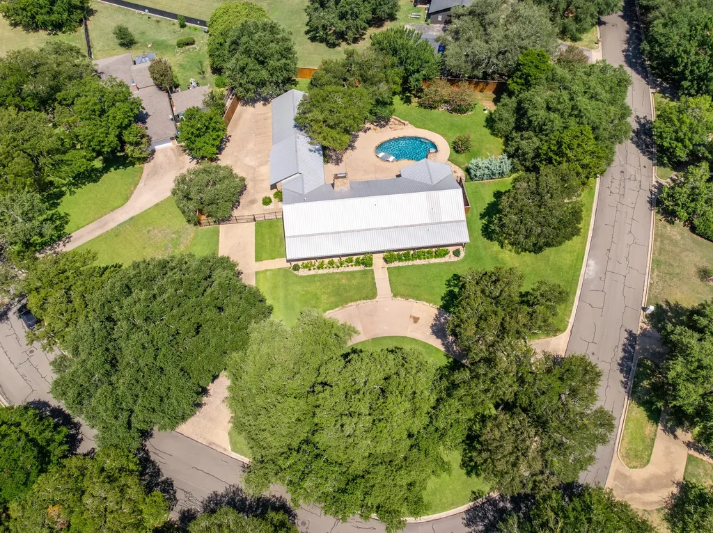 214 Oak Creek Circle Mcgregor TX 76657