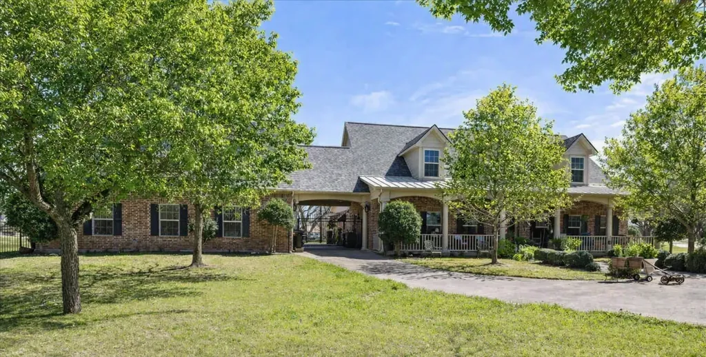 9001 Sawgrass Court Granbury TX 76049