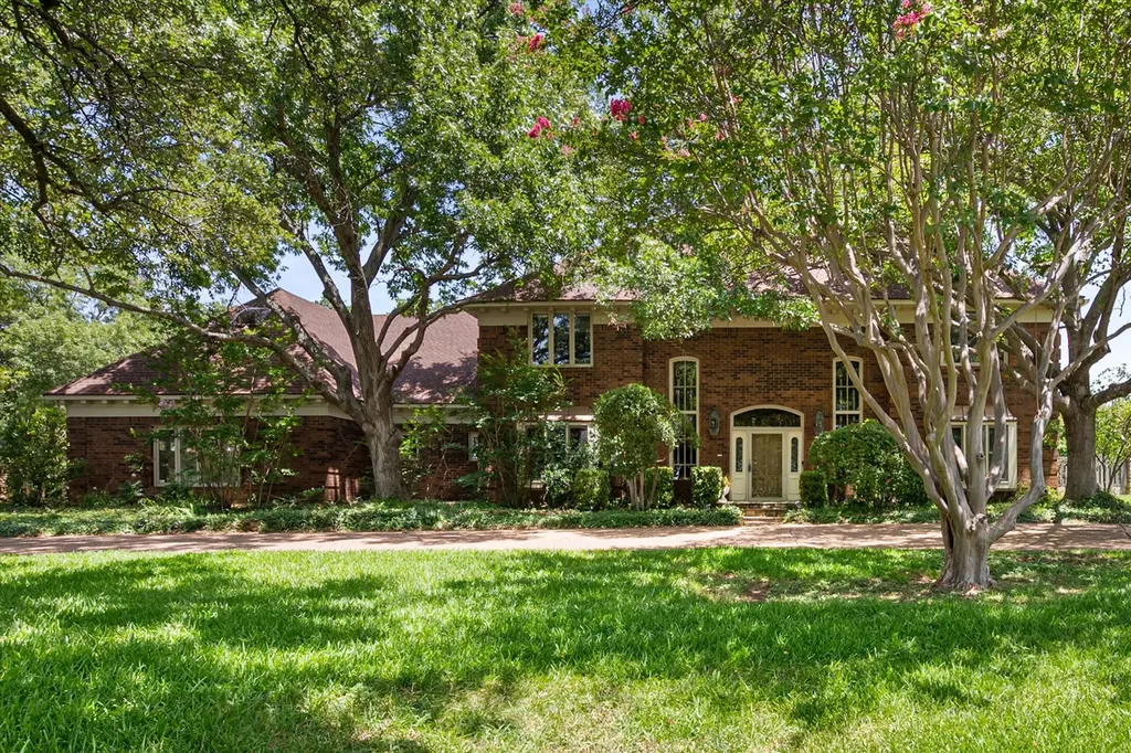 2520 Norwood Drive Hurst TX 76054