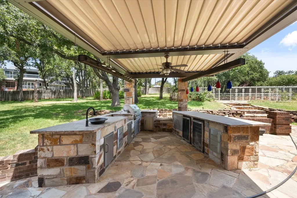 2520 Norwood Drive Hurst TX 76054