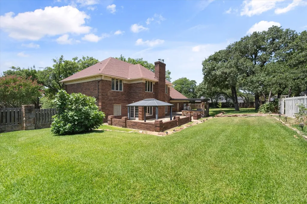 2520 Norwood Drive Hurst TX 76054