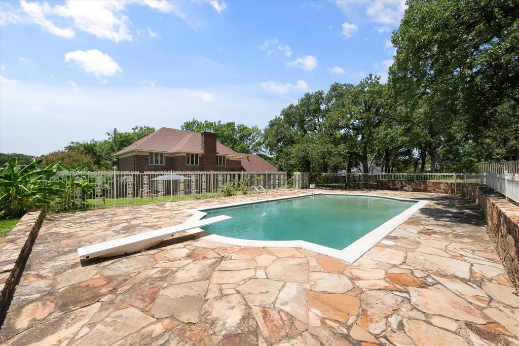 2520 Norwood Drive Hurst TX 76054