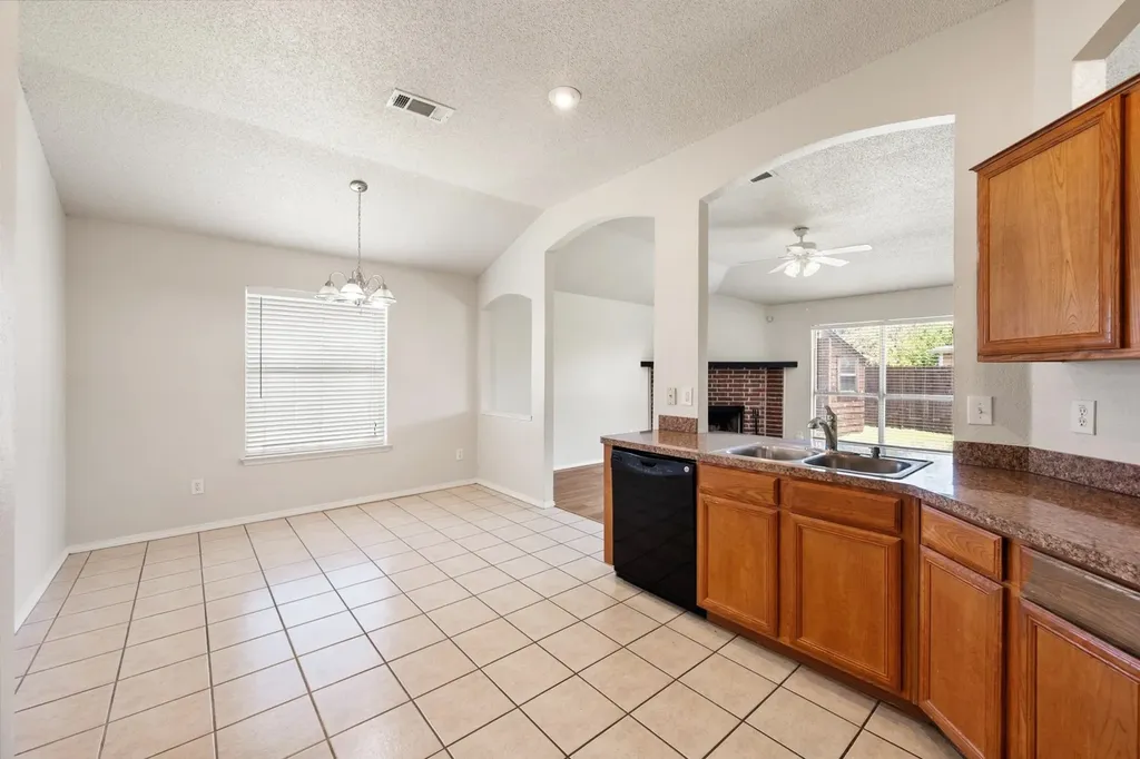 1529 Bluewater Drive Cleburne TX 76033