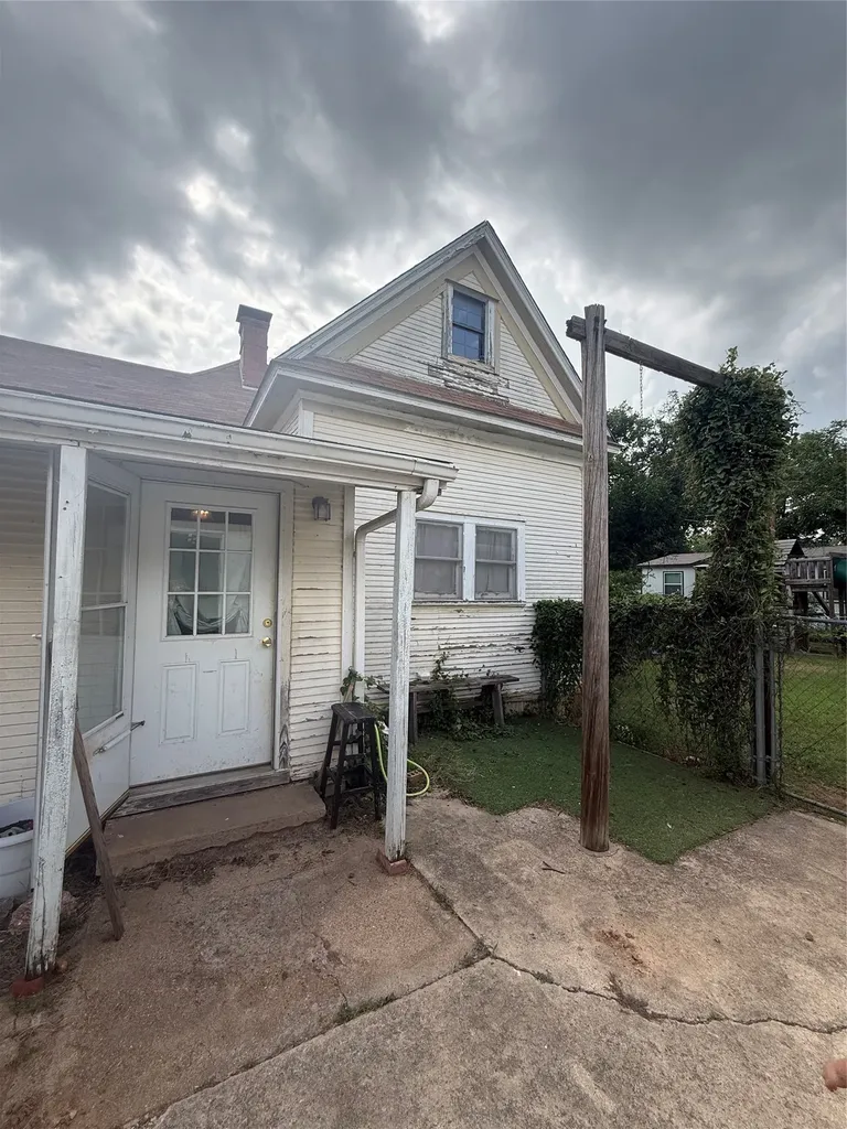 803 Third Street Bangs TX 76823