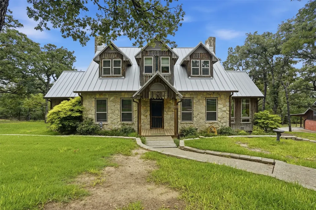 1100 Crazy Horse Trail Burleson TX 76028