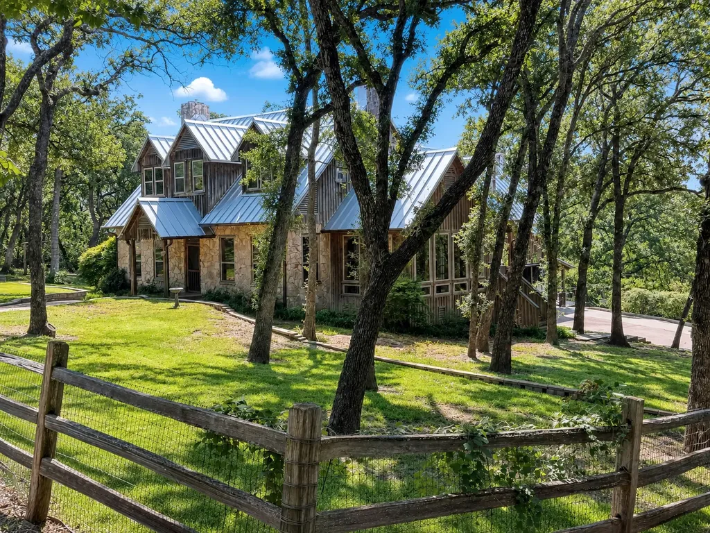 1100 Crazy Horse Trail Burleson TX 76028