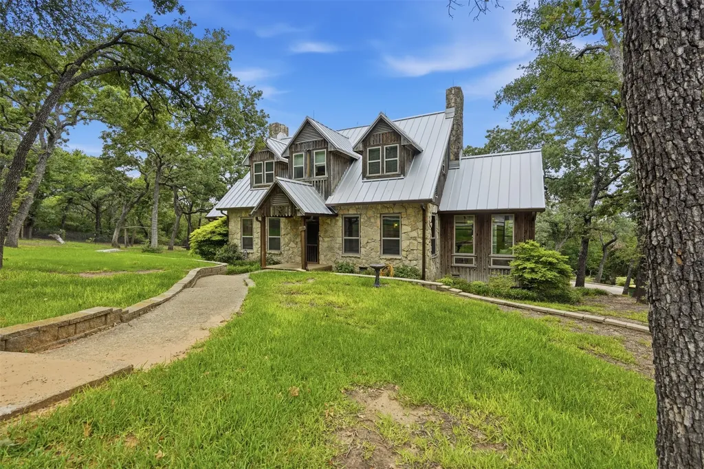1100 Crazy Horse Trail Burleson TX 76028