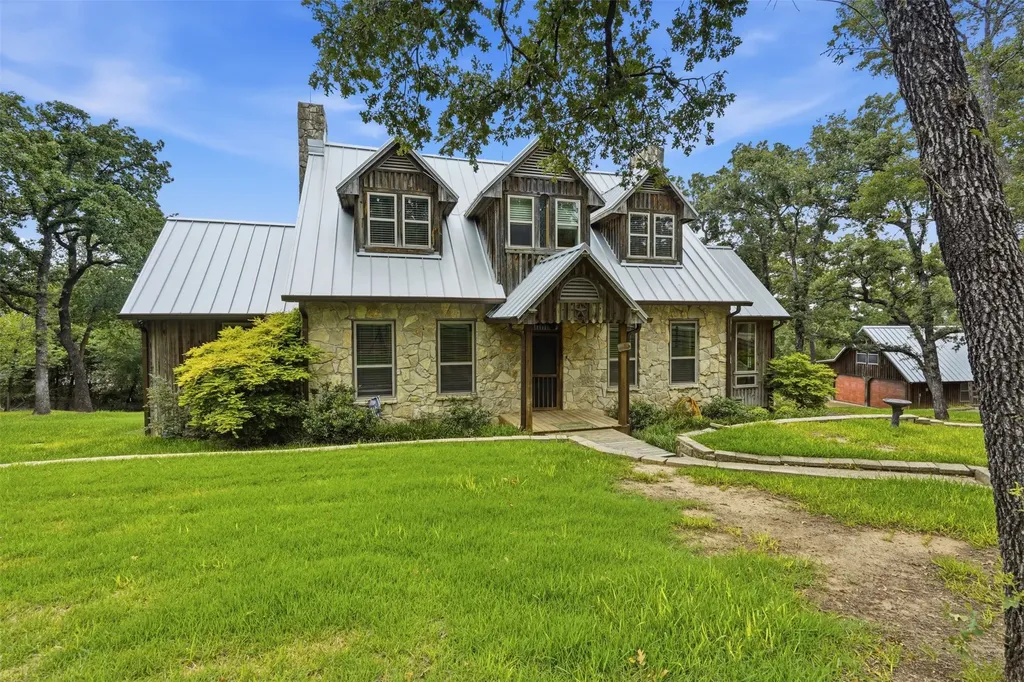 1100 Crazy Horse Trail Burleson TX 76028