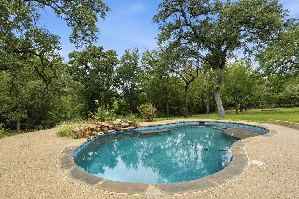 1100 Crazy Horse Trail Burleson TX 76028