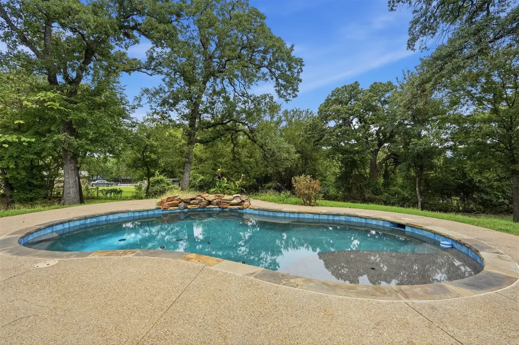 1100 Crazy Horse Trail Burleson TX 76028