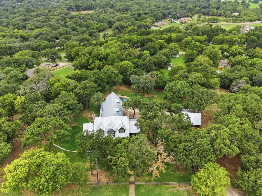 1100 Crazy Horse Trail Burleson TX 76028