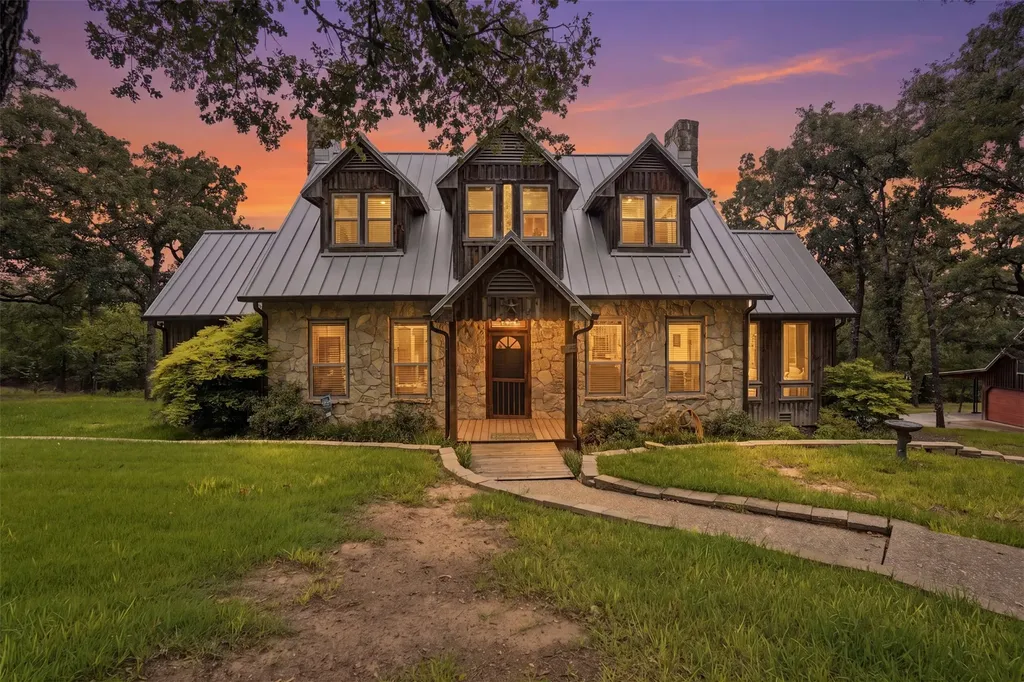 1100 Crazy Horse Trail Burleson TX 76028