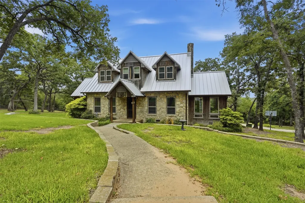 1100 Crazy Horse Trail Burleson TX 76028