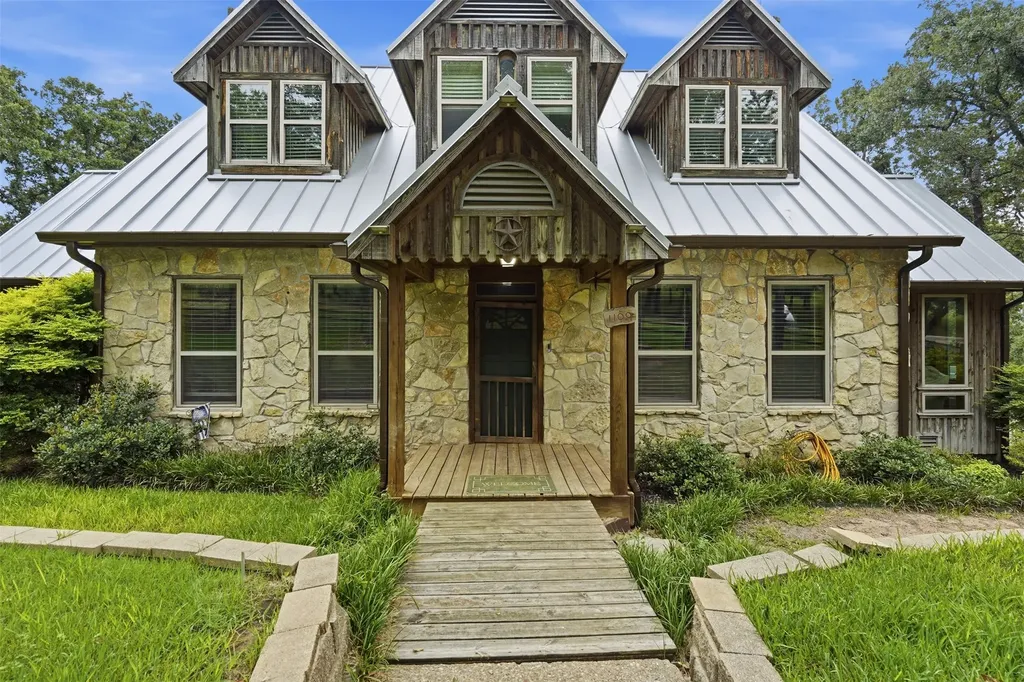 1100 Crazy Horse Trail Burleson TX 76028