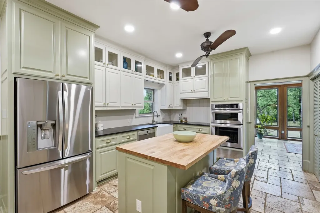 1100 Crazy Horse Trail Burleson TX 76028