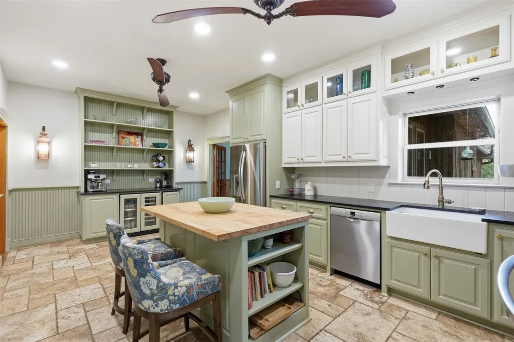 1100 Crazy Horse Trail Burleson TX 76028