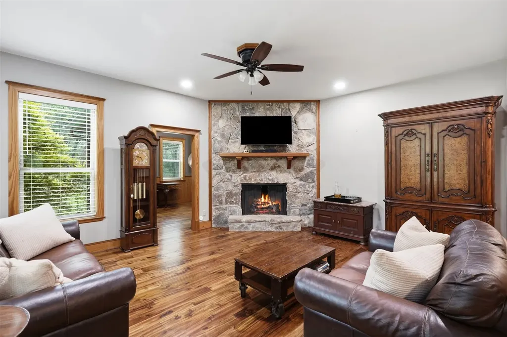 1100 Crazy Horse Trail Burleson TX 76028