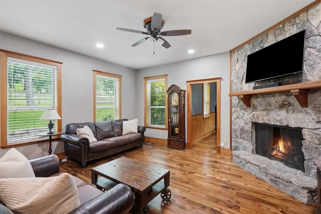1100 Crazy Horse Trail Burleson TX 76028