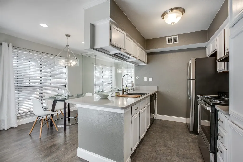 16301 Ledgemont Lane Addison TX 75001