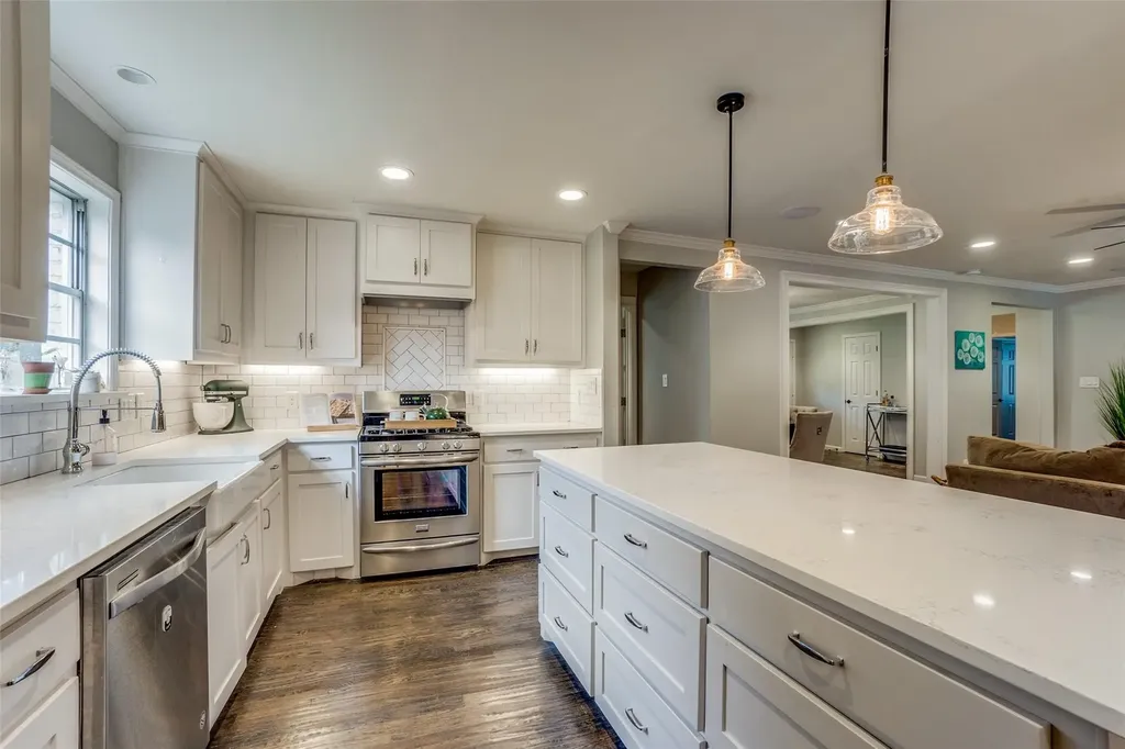 6711 Kingsbury Drive Dallas TX 75231