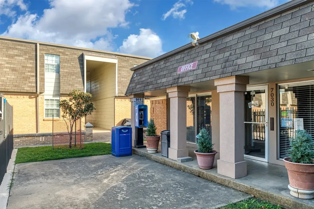 7060 Glenview Drive North Richland Hills TX 76180
