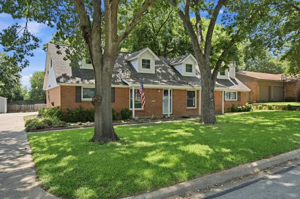 1301 Colonial Court Arlington TX 76013