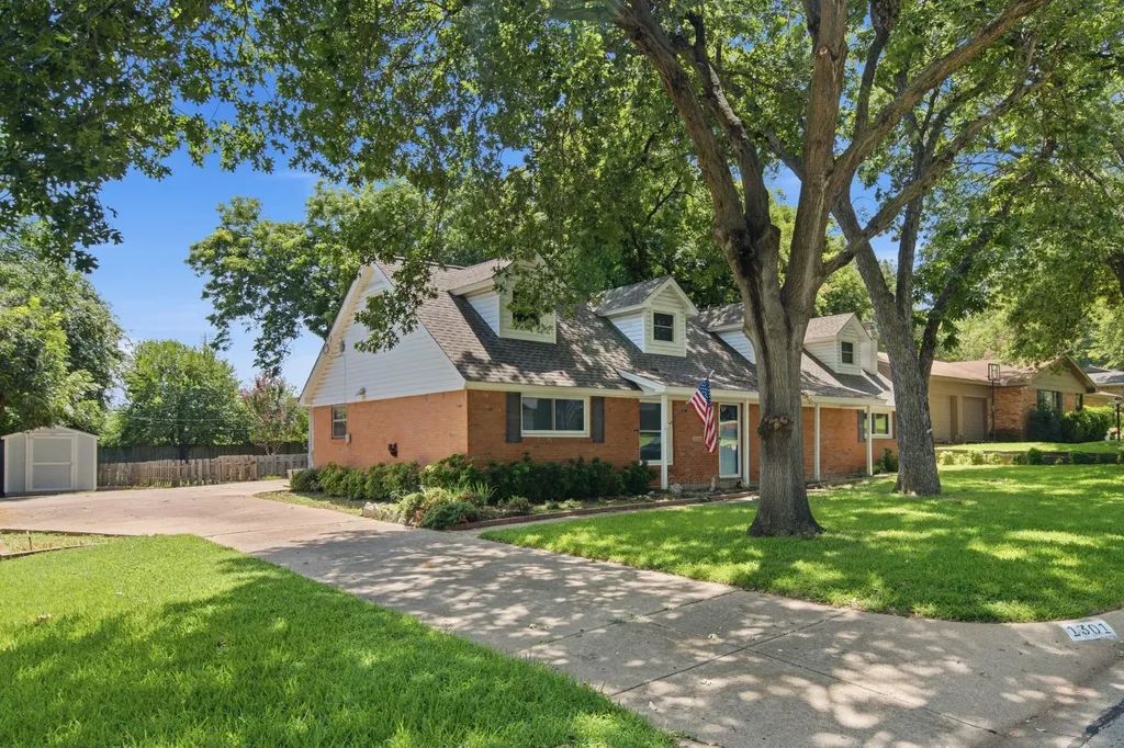 1301 Colonial Court Arlington TX 76013
