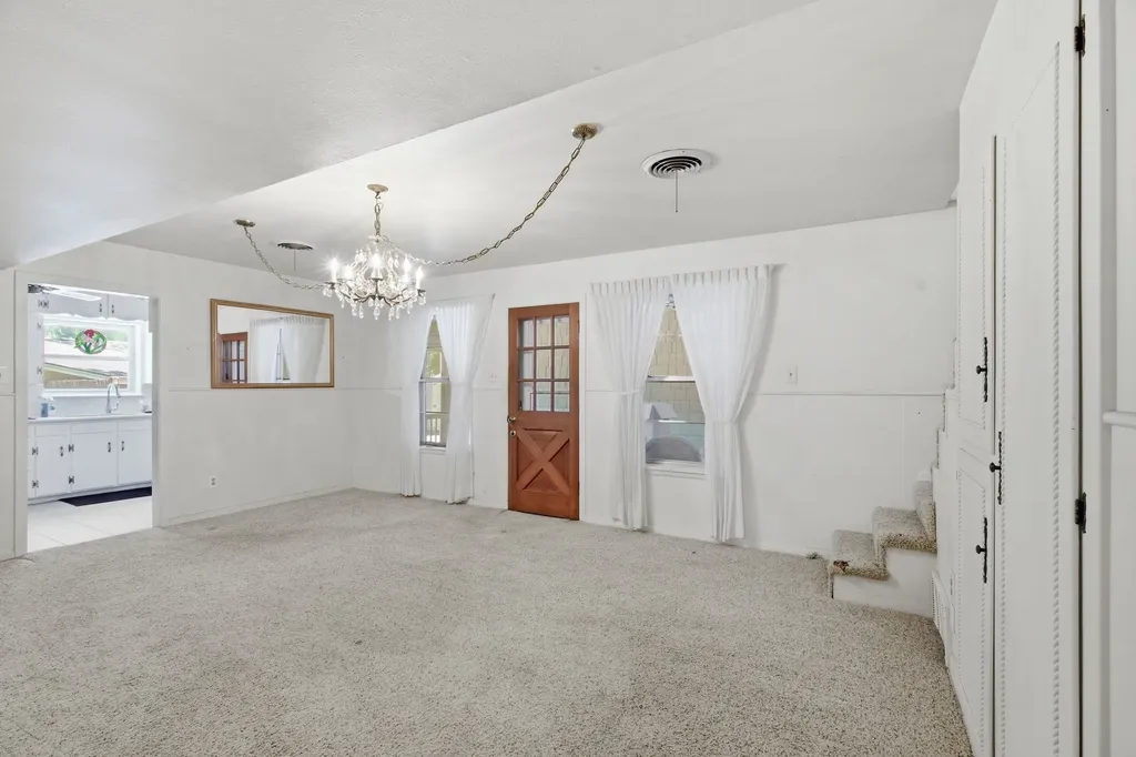 1301 Colonial Court Arlington TX 76013